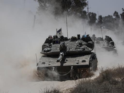 Zwei Panzer fahren im Mai 2025 an der südlichen Grenze zum Gazastreifen entlang. 
