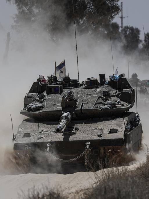 Zwei Panzer fahren im Mai 2025 an der südlichen Grenze zum Gazastreifen entlang. 