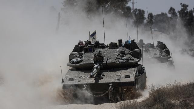 Zwei Panzer fahren im Mai 2025 an der südlichen Grenze zum Gazastreifen entlang. Zwei Panzer fahren im Mai 2025 an der südlichen Grenze zum Gazastreifen entlang.