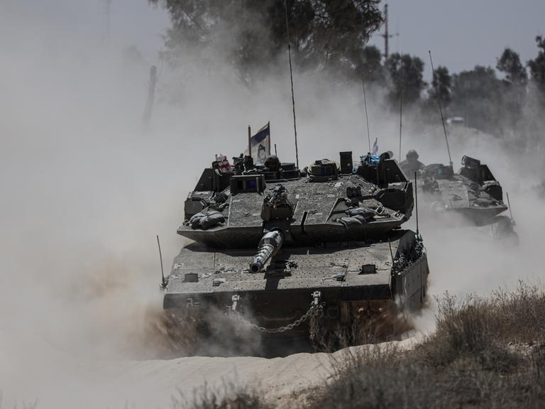 Zwei Panzer fahren im Mai 2025 an der südlichen Grenze zum Gazastreifen entlang. 