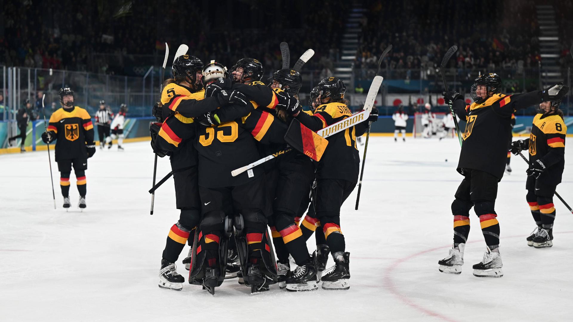 Deutsche Eishockey-Spielerinnen freuen sich über ihren Sieg gegen Japan.