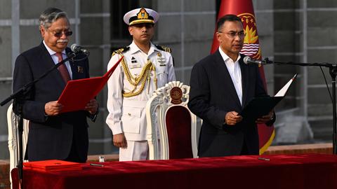 Tarique Rahman, der Vorsitzende der rechtskonservativen Nationalistischen Partei Bangladeschs (BNP), wird von Präsident Mohammed Shahabuddin (l) als Ministerpräsident von Bangladesch vereidigt.