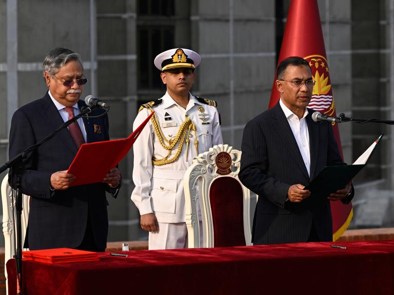Tarique Rahman, der Vorsitzende der rechtskonservativen Nationalistischen Partei Bangladeschs (BNP), wird von Präsident Mohammed Shahabuddin (l) als Ministerpräsident von Bangladesch vereidigt.