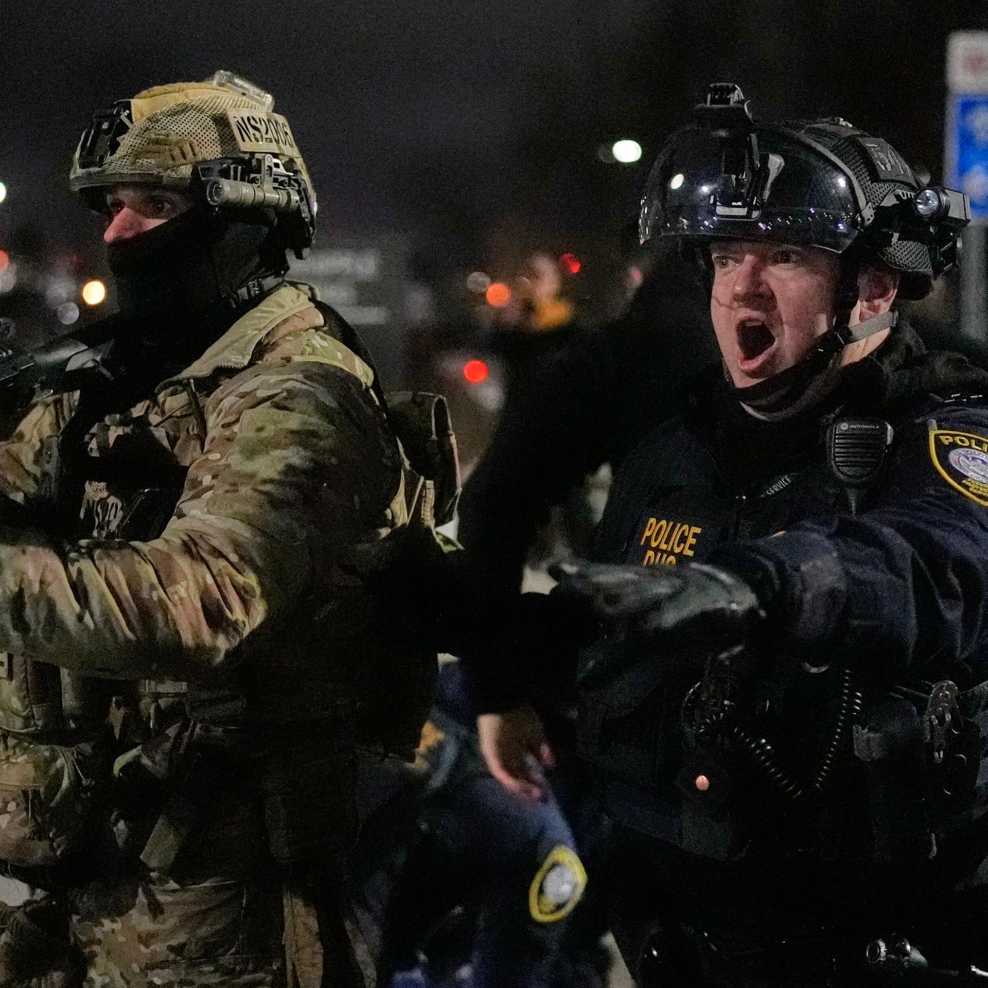 Minneapolis: Bundesbeamte der Einwanderungsbehörde konfrontieren Demonstranten vor dem Bishop Henry Whipple Federal Building in Minneapolis.