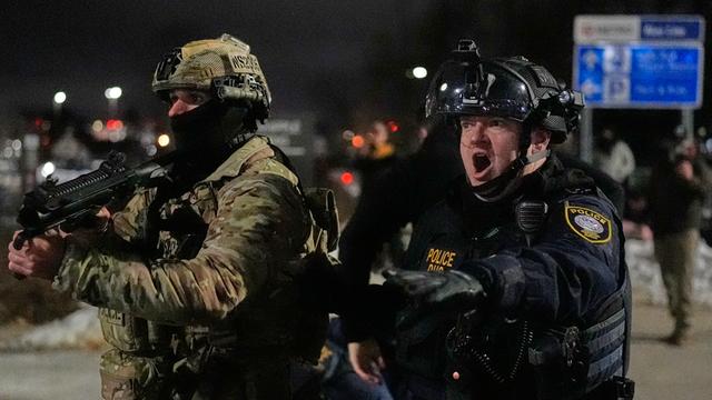Minneapolis: Bundesbeamte der Einwanderungsbehörde konfrontieren Demonstranten vor dem Bishop Henry Whipple Federal Building in Minneapolis.