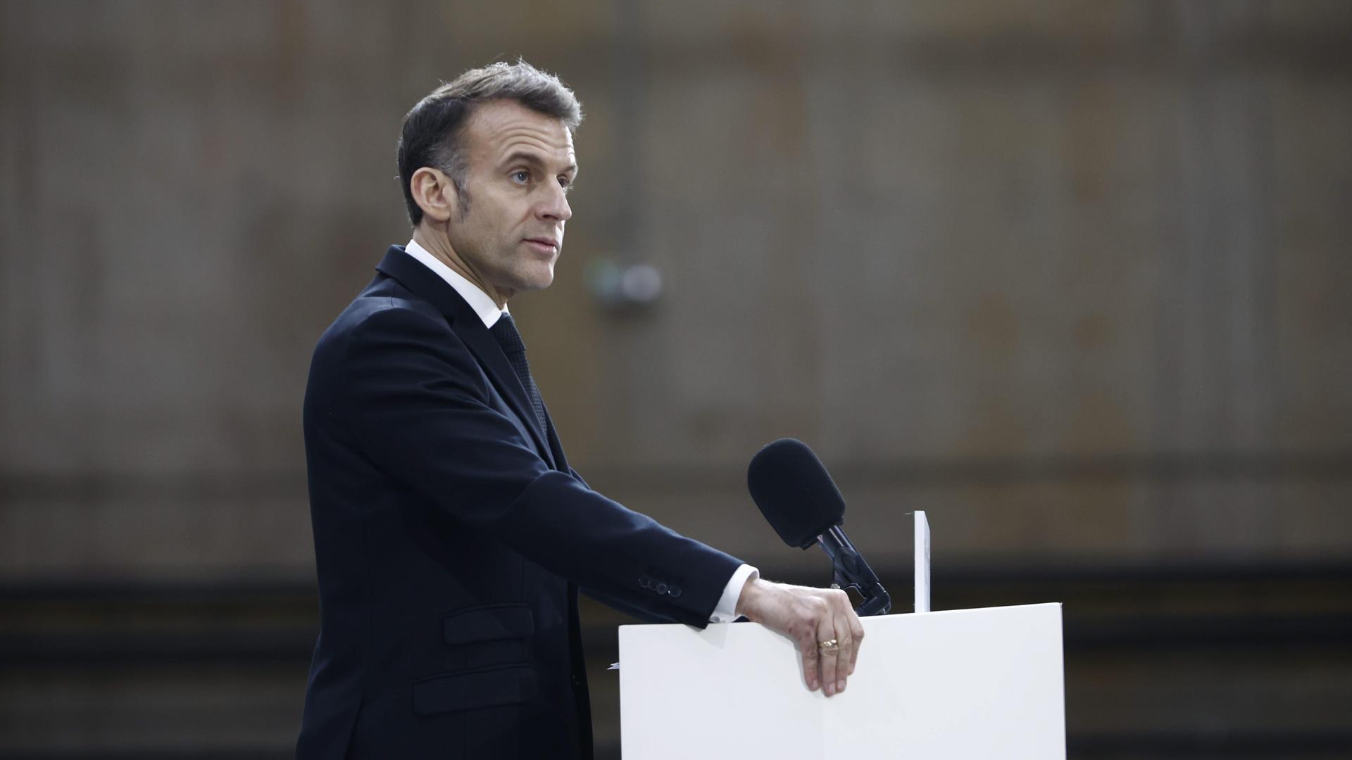 Emmanuel Macron spricht am Stützpunkt der strategischen Meeresstreitkräfte im Nordwesten Frankreichs. 