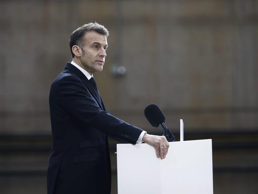 Emmanuel Macron spricht am Stützpunkt der strategischen Meeresstreitkräfte im Nordwesten Frankreichs. 