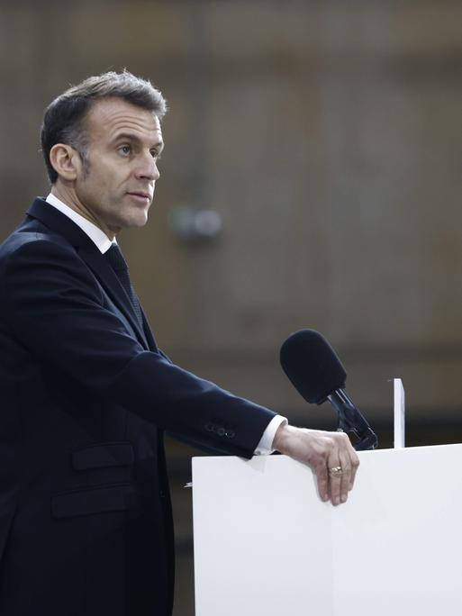 Emmanuel Macron spricht am Stützpunkt der strategischen Meeresstreitkräfte im Nordwesten Frankreichs. 