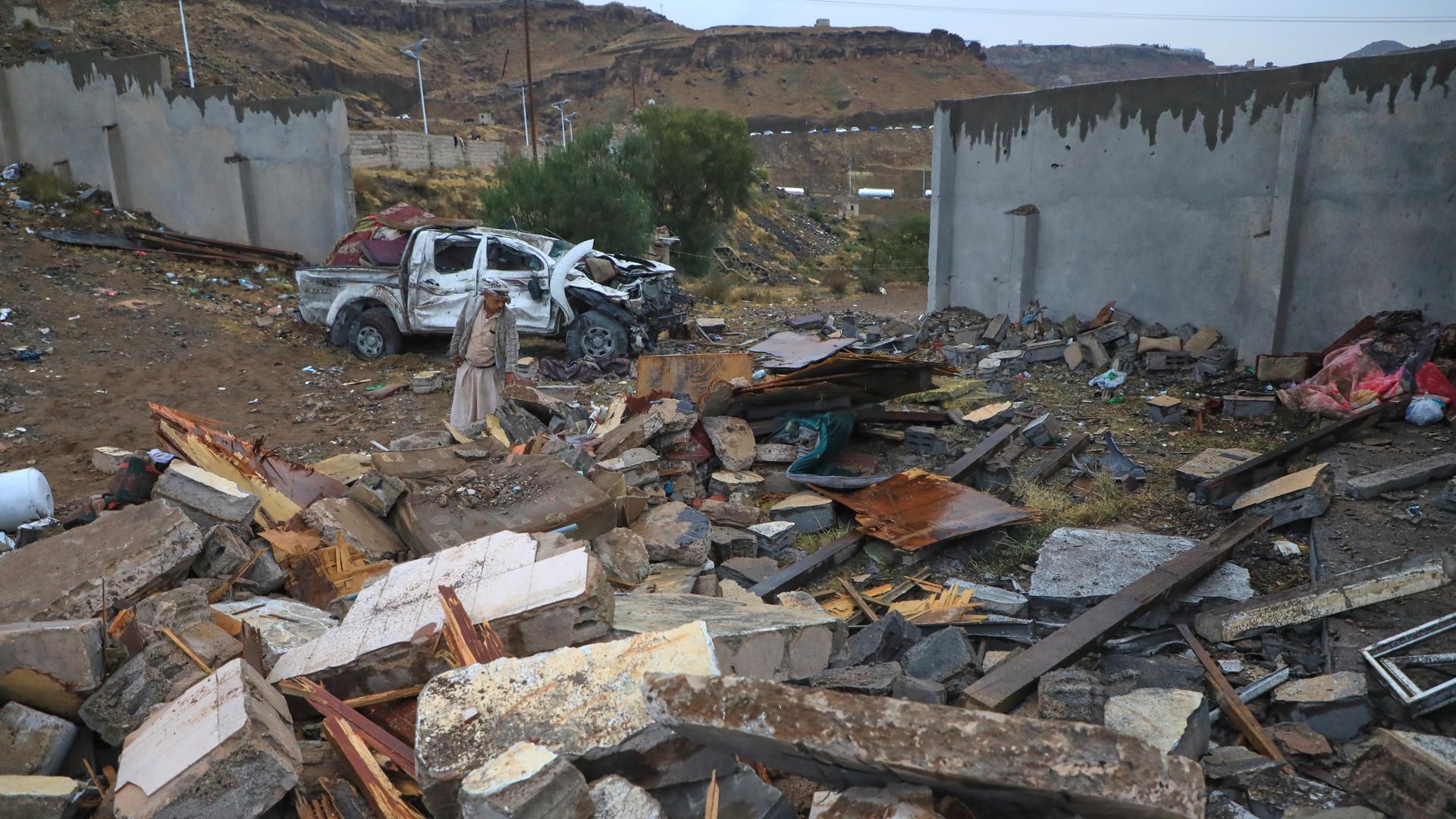 Sanaa: Ein Mann durchsucht nach Luftangriffen die Trümmer seines beschädigten Hauses (Foto vom 24.10.2026). 