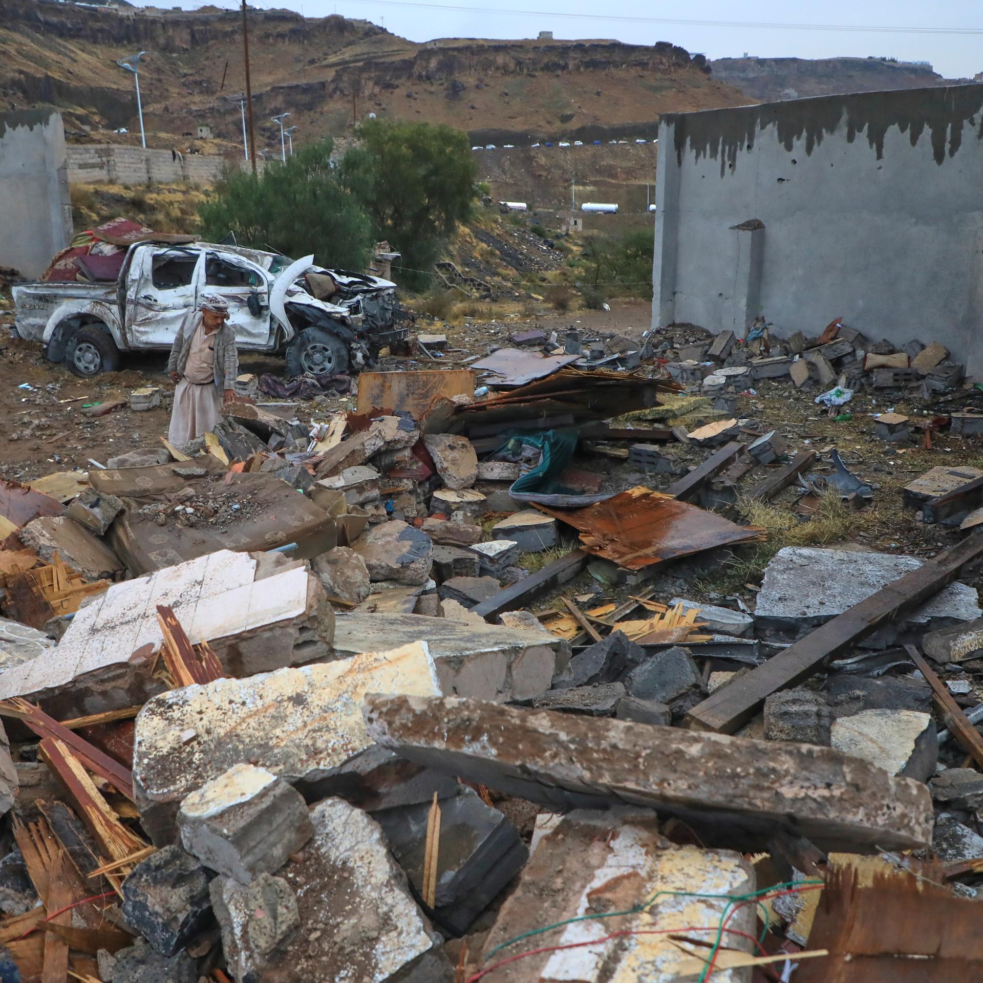 Sanaa: Ein Mann durchsucht nach Luftangriffen die Trümmer seines beschädigten Hauses (Foto vom 24.10.2026). 