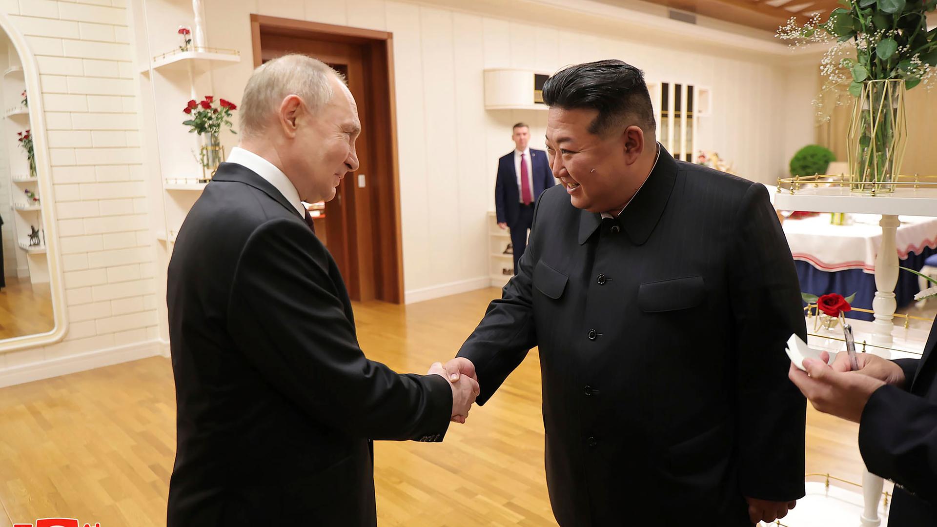 Der russische Präsident Putin und Nordkoreas Machthaber Kim Jong Un schütteln sich die Hände.