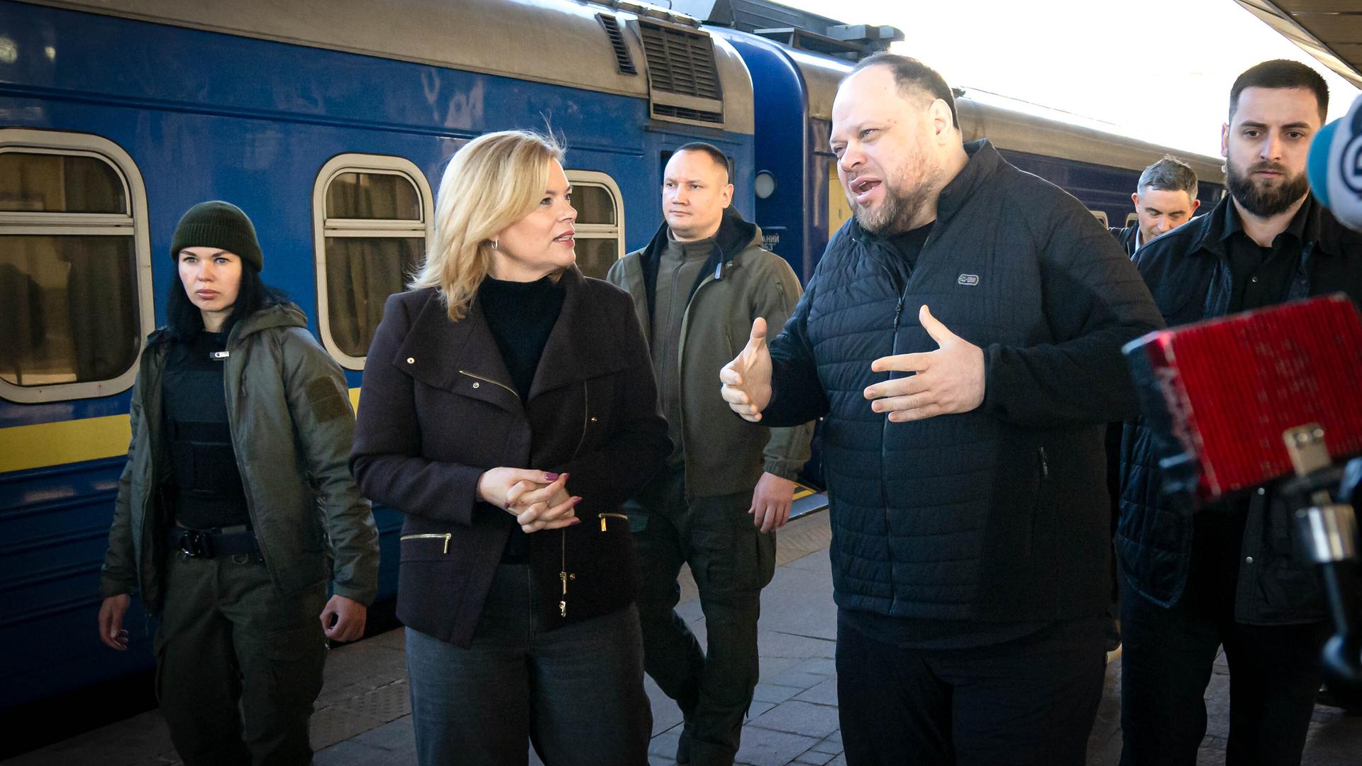 Julia Klöckner (CDU), Bundestagspräsidentin, kommt mit dem Sonderzug auf dem Bahnhof der ukrainischen Hauptstadt an und wird vom Parlamentspräsidenten der Ukraine, Ruslan Stefantschuk, begrüßt.