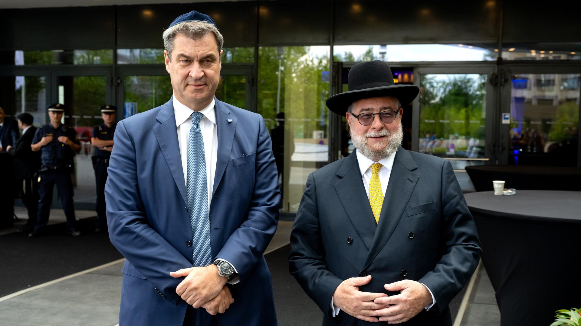 Markus Söder (CSU), Ministerpräsident von Bayern, mit Kippa und der Rabbiner Pinchas Goldschmidt (r) bei der 32. Generalversammlung der Konferenz der Europäischen Rabbiner (CER).