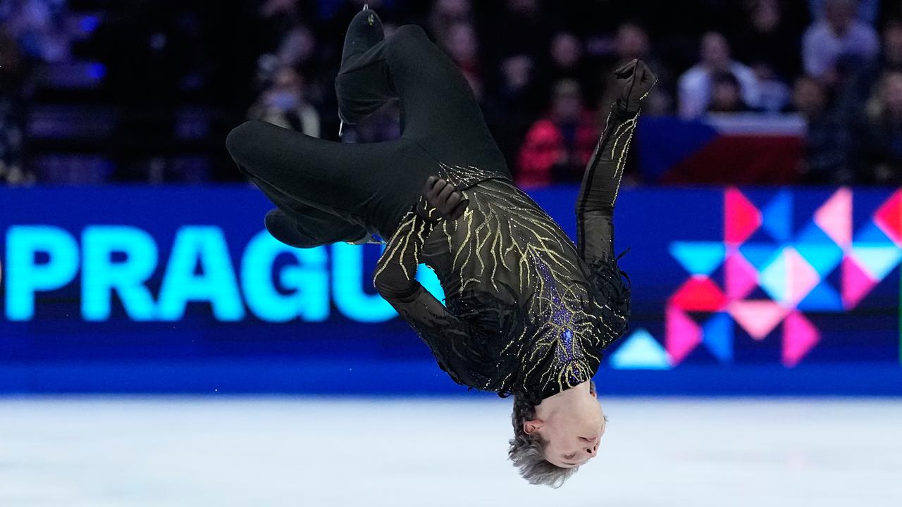 Das Foto zeigt den US-Eiskunstläufer Ilia Malinin während seines Auftritts bei der WM in Prag.