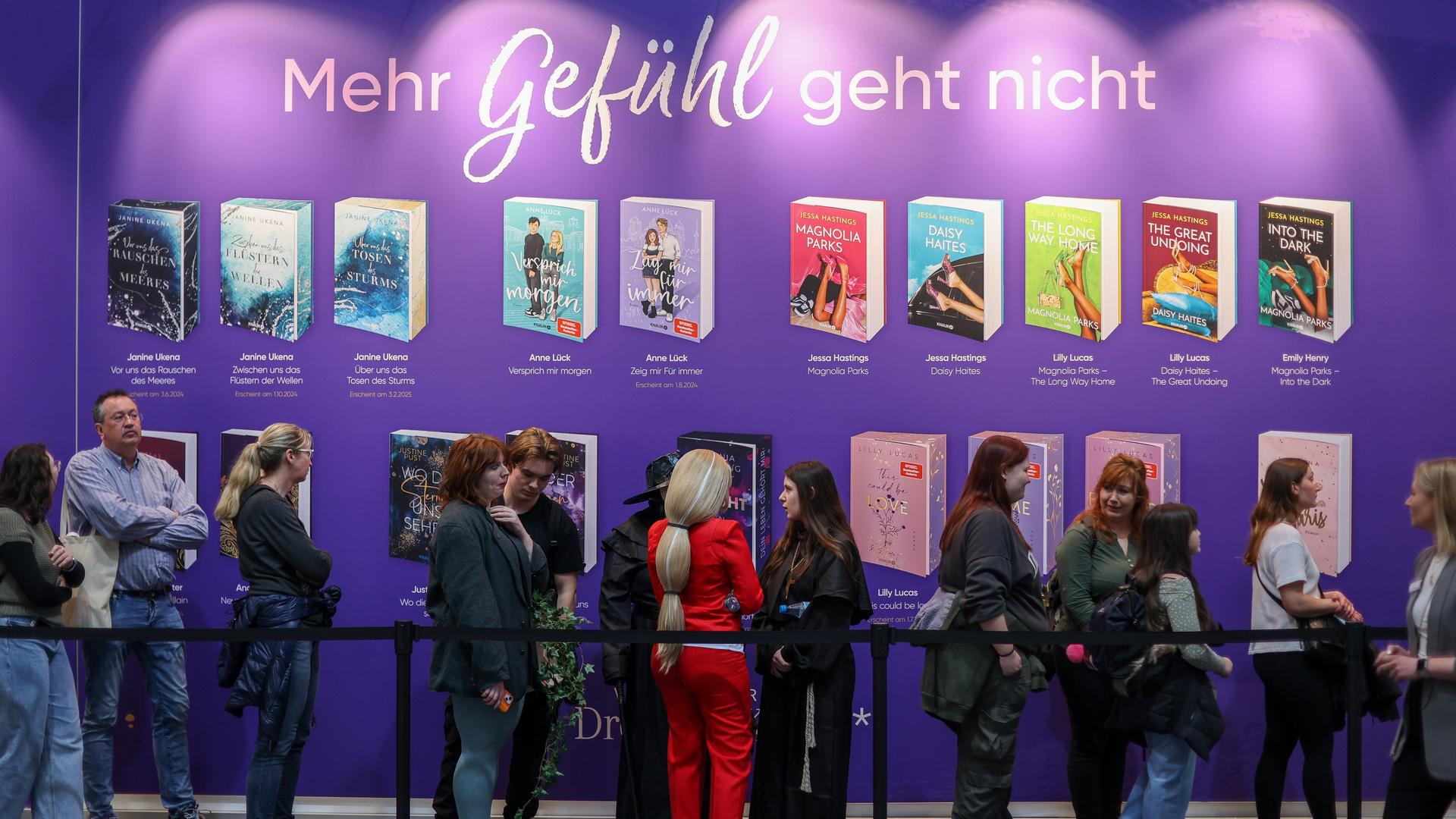 Messebesucherinnen stehen Schlange am Stand der Verlagsgruppe Droemer Knaur auf der Leipziger Buchmesse. 