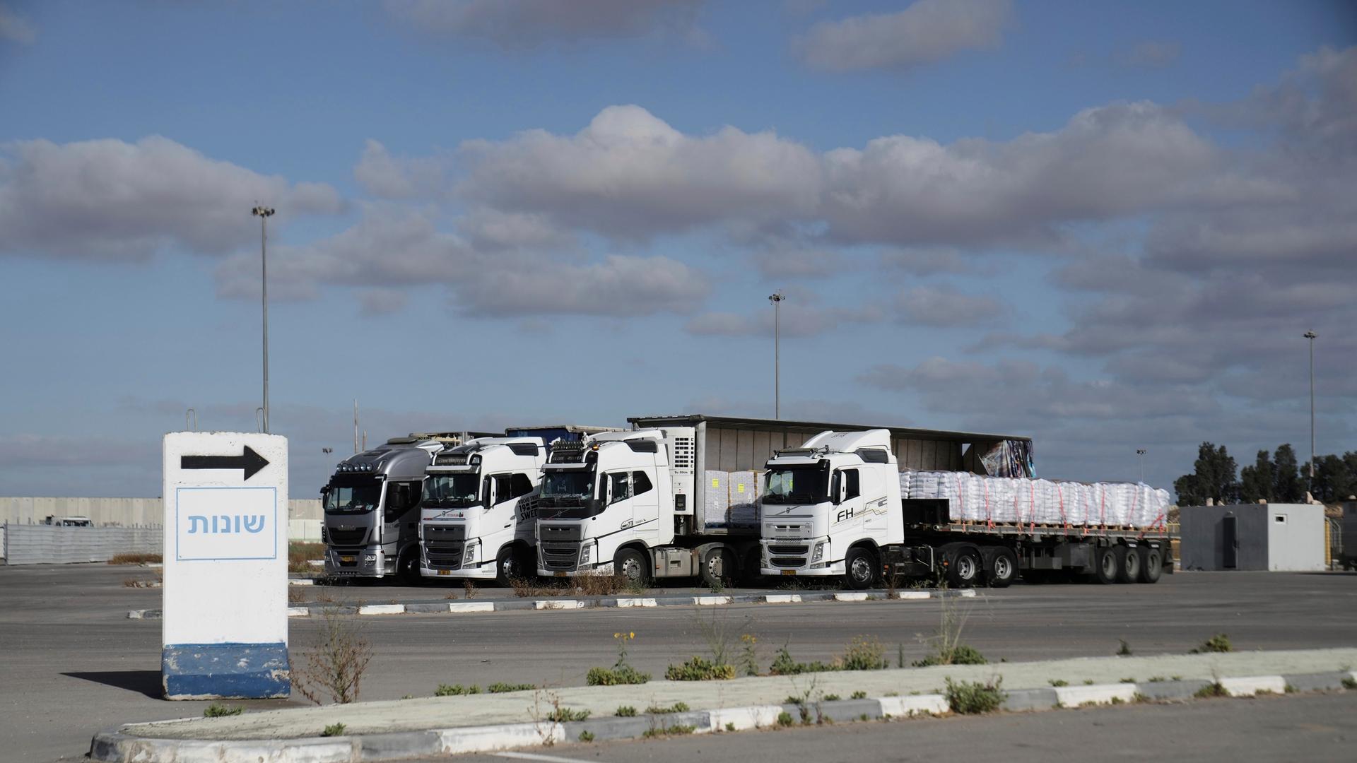 Am Grenzübergang Kerem Shalom im Süden Israels stehen Lastwagen mit humanitärer Hilfe für den Gazastreifen. Am Grenzübergang Kerem Shalom im Süden Israels stehen Lastwagen mit humanitärer Hilfe für den Gazastreifen.
