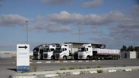 Am Grenzübergang Kerem Shalom im Süden Israels stehen Lastwagen mit humanitärer Hilfe für den Gazastreifen. 