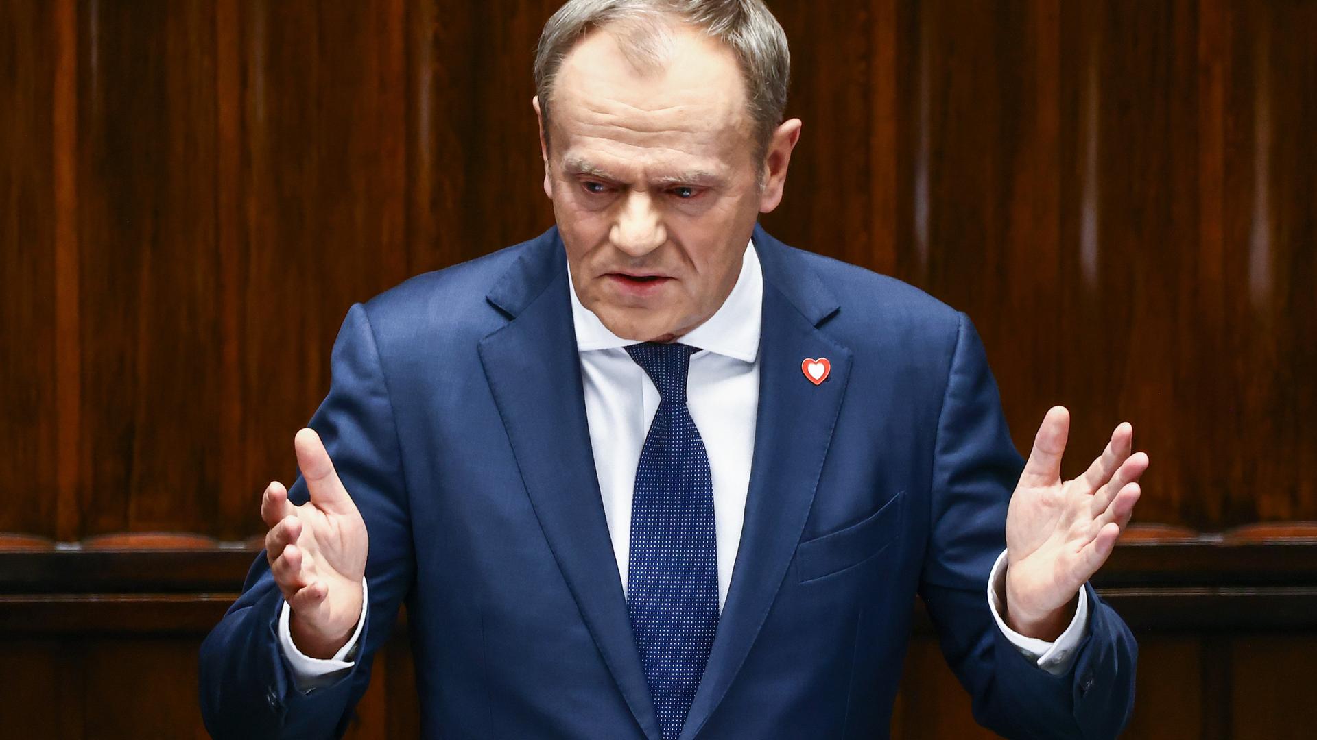 Donald Tusk, der designierte neue Premierminister Polens, steht bei seiner Regierungserklärung im Parlament in Warschau am 12. Dezember 2023 und gestikuliert.