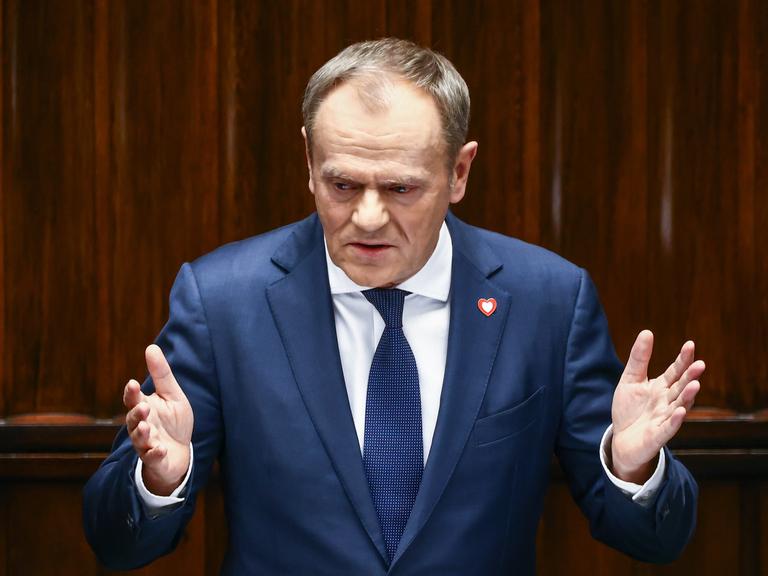 Donald Tusk, der designierte neue Premierminister Polens, steht bei seiner Regierungserklärung im Parlament in Warschau am 12. Dezember 2023 und gestikuliert.