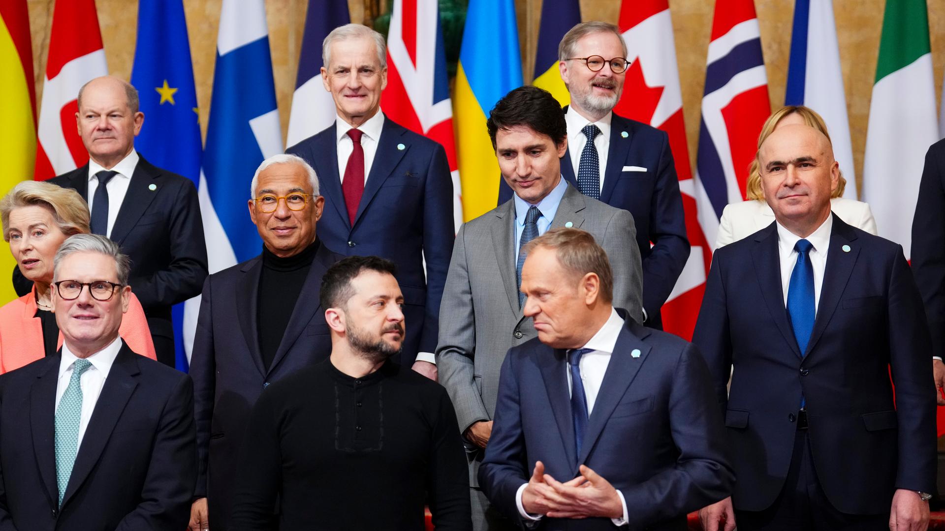 Gruppenbild beim britischen Sondergipfel zur Ukraine in London 