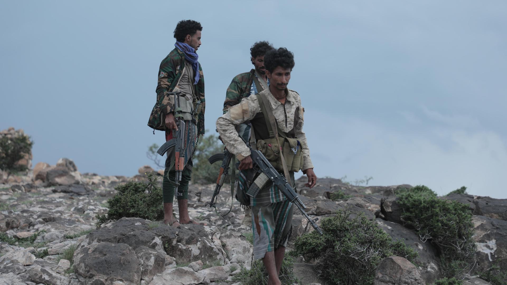 Zu sehen sind jemenitische Regierungstruppen bei Such- und Sicherungsoperationen in der Provinz Taiz.
