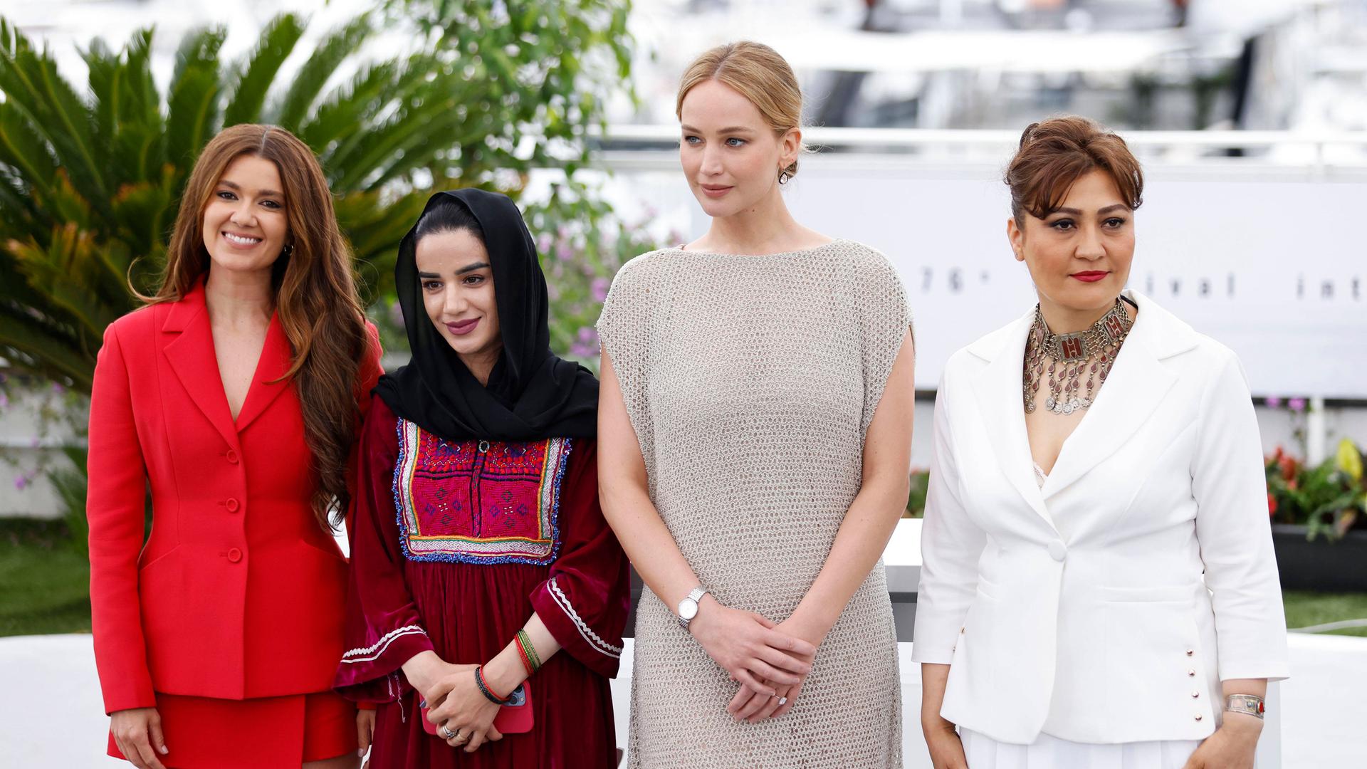 Justine Ciarrocchi, Dr. Zahra Mohammadi, Jennifer Lawrence und Regisseurin Sahra Mani beim Photocall zum Dokumentarfilm Bread And Roses auf dem Festival de Cannes 2023 