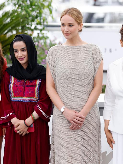 Justine Ciarrocchi, Dr. Zahra Mohammadi, Jennifer Lawrence und Regisseurin Sahra Mani beim Photocall zum Dokumentarfilm Bread And Roses auf dem Festival de Cannes 2023 