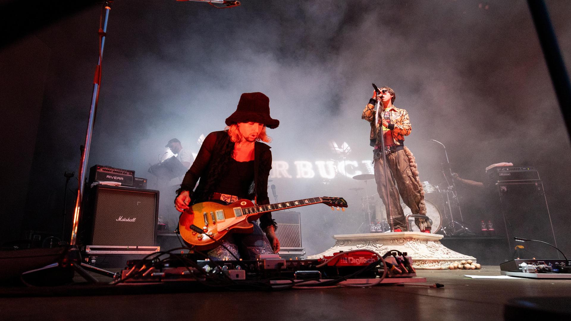 Michael KRAMMER (Gitarre) und Maurice ERNST (Gesang) auf der Hauptbühne des "Green Juice Festival" in Bonn 2024