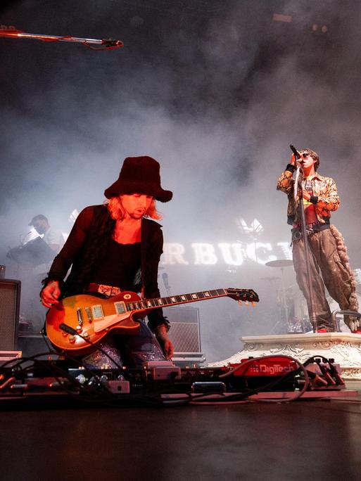 Michael KRAMMER (Gitarre) und Maurice ERNST (Gesang) auf der Hauptbühne des "Green Juice Festival" in Bonn 2024