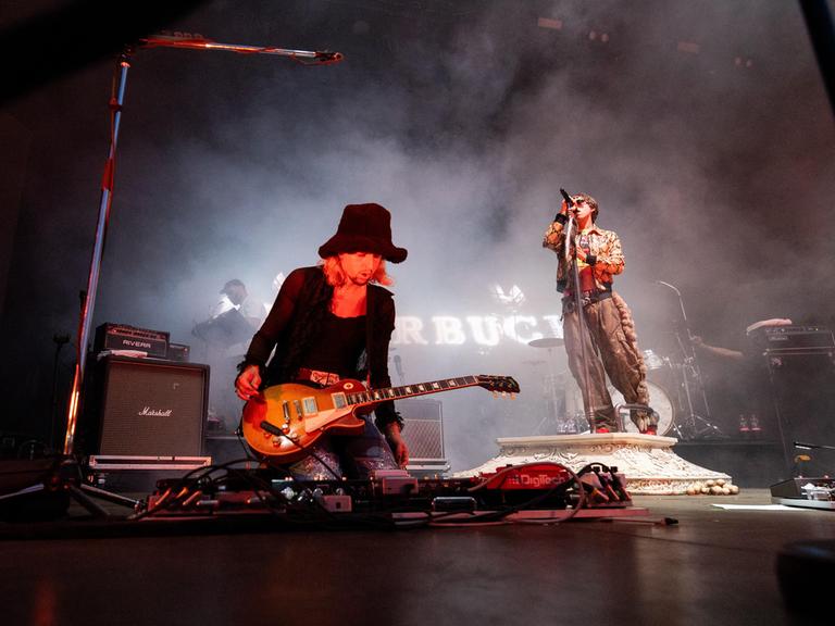 Michael KRAMMER (Gitarre) und Maurice ERNST (Gesang) auf der Hauptbühne des "Green Juice Festival" in Bonn 2024