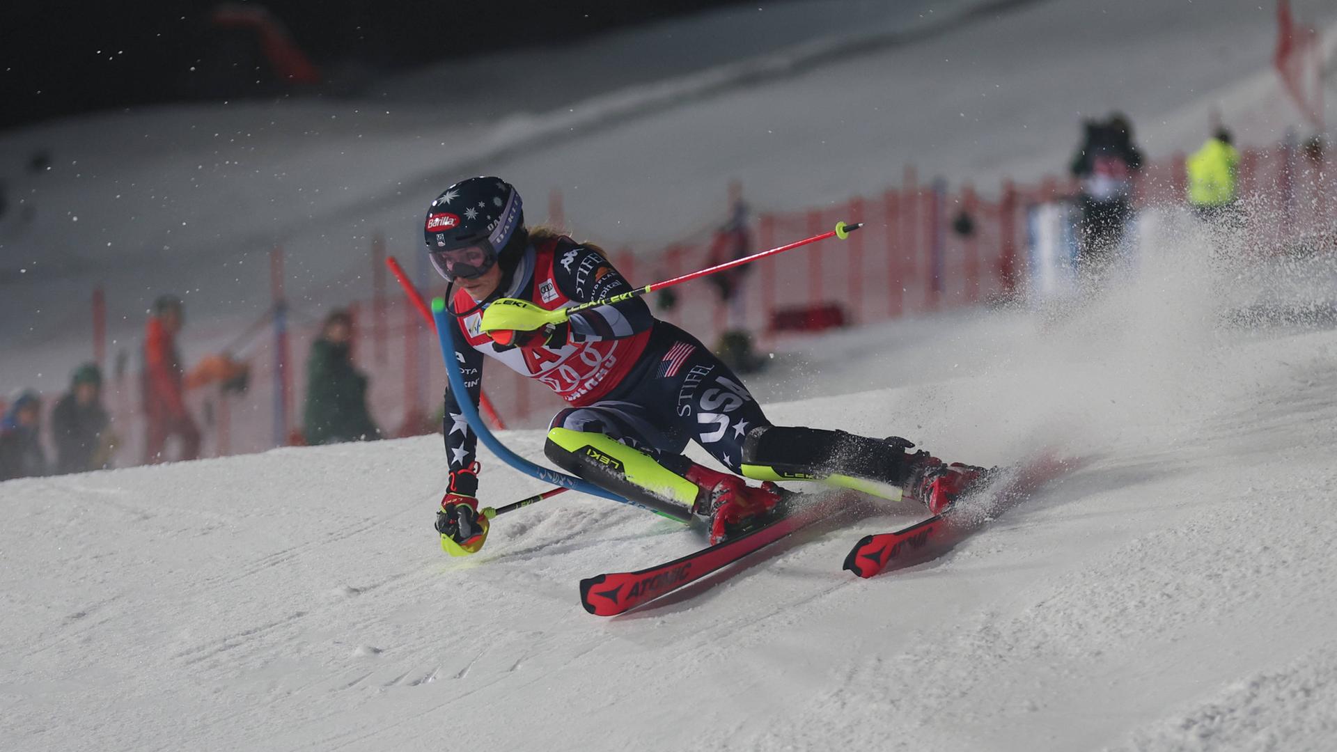 Skifahrerin Mikaela Shiffrin fährt während eines Nachtrennens durch enge Tore.
