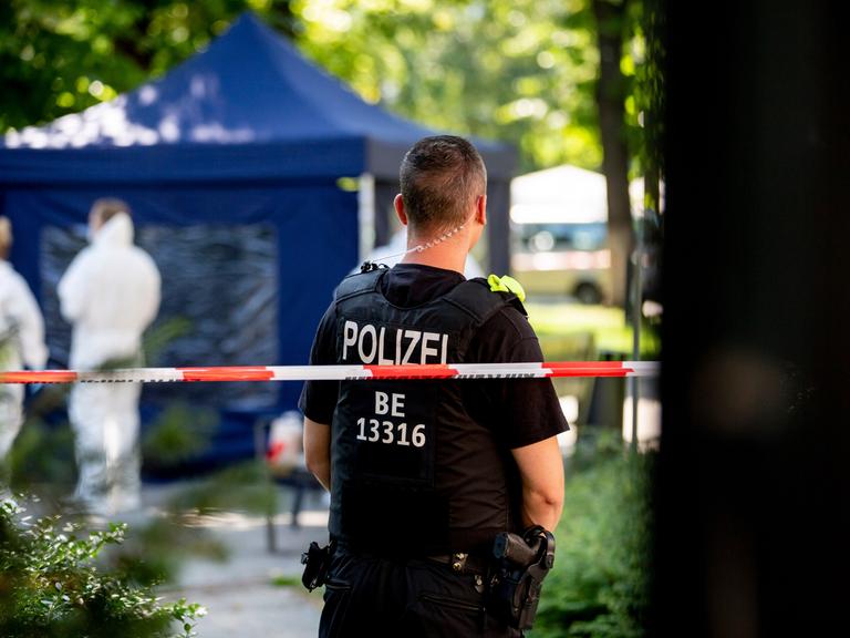 Ein Polizeibeamter sichert den Tatort im Kleinen Tiergarten. Gut drei Monate nach dem Mord an einem Tschetschenen in Berlin hat der Generalbundesanwalt die Ermittlungen an sich gezogen.