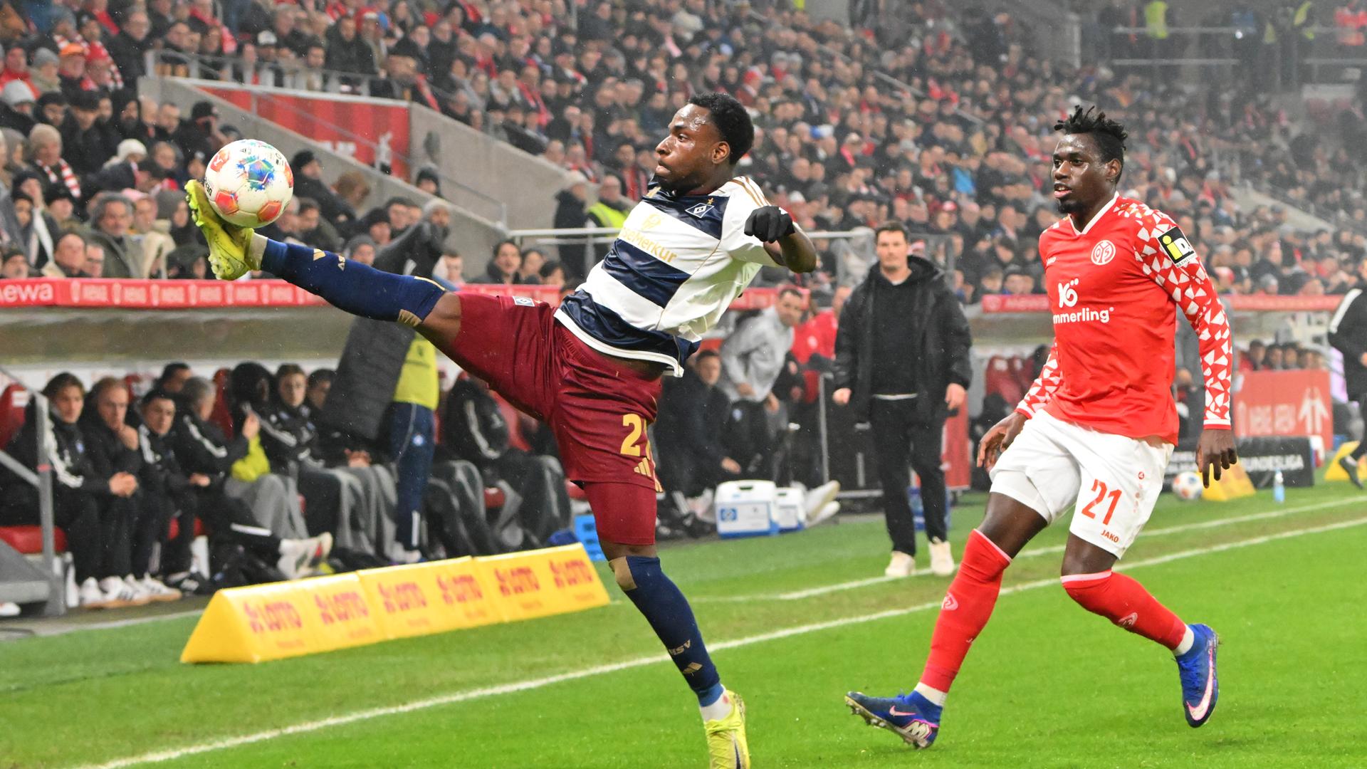 Zwei Fußballspieler auf dem Spielfeld