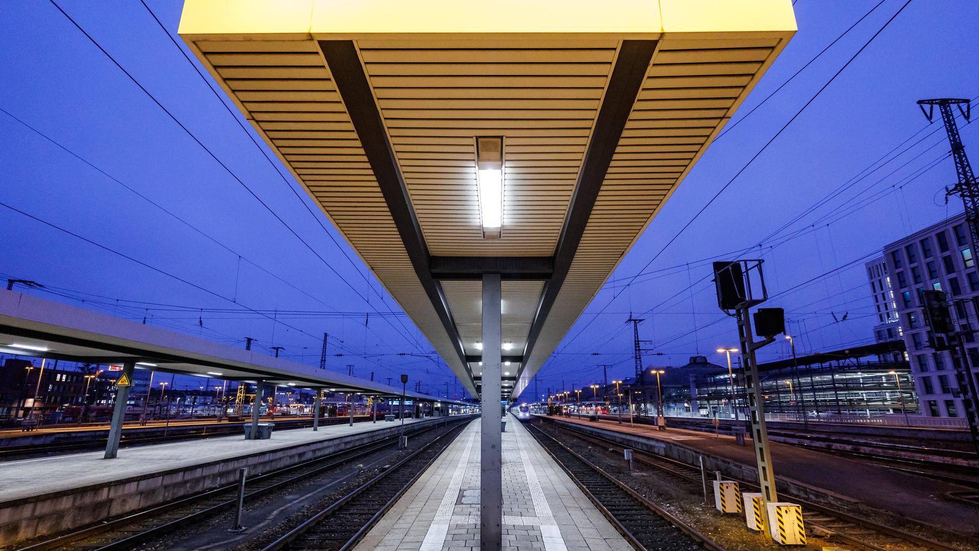 Menschenleerer Bahnsteig am Hauptbahnhof in Nürnberg. Die Gewerkschaft Deutscher Lokomotivführer (GDL) hat zu einem mehrtägigen Streik im Bahnverkehr aufgerufen. (12.01.2024)