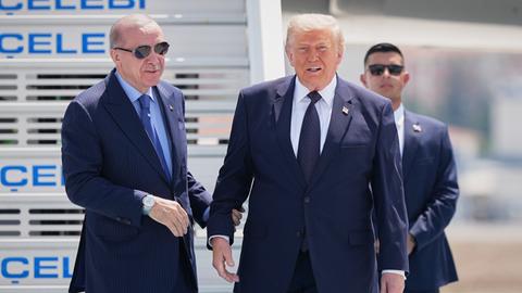 Präsident Donald Trump wird bei seiner Ankunft zum NATO-Gipfel in Ankara, Türkei, vom türkischen Präsidenten Recep Tayyip Erdogan (links) begrüßt.