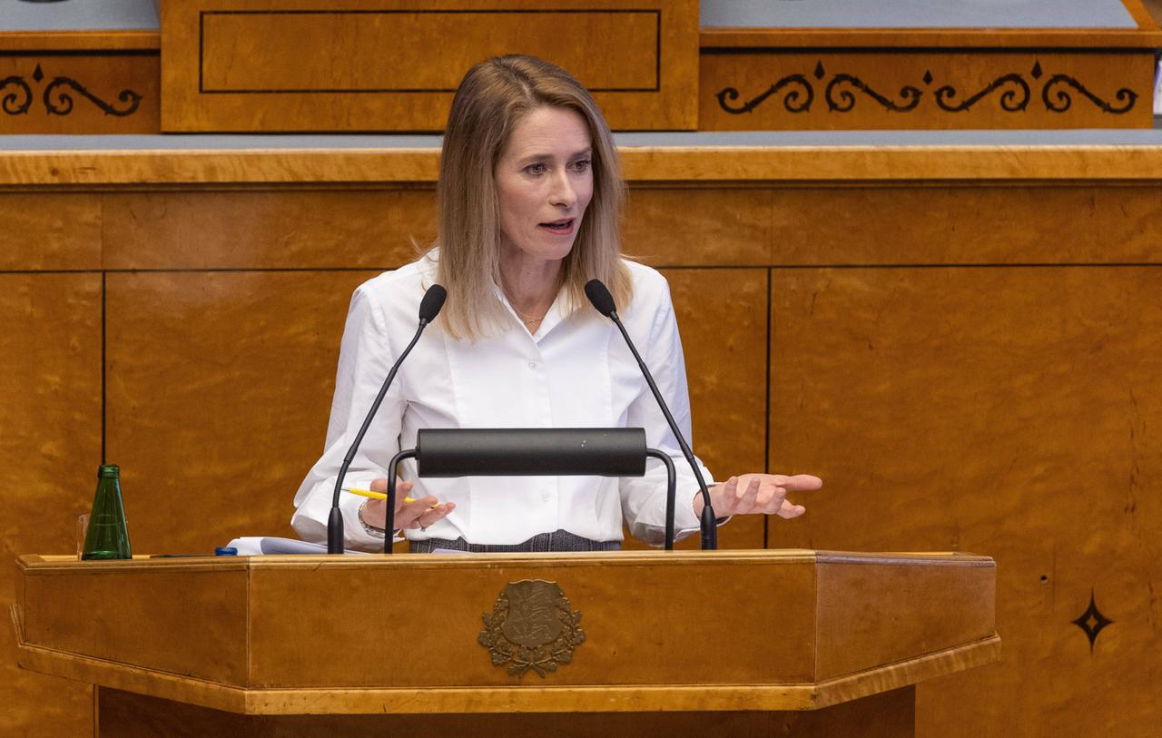 Estlands Ministerpräsidentin Kaja Kallas steht im Parlament hinter einem Rednerpult.