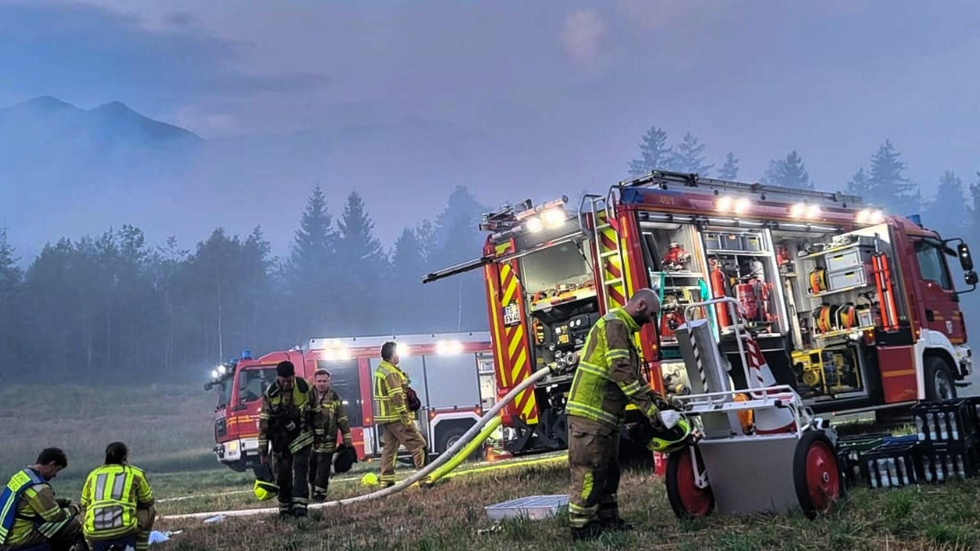 Die Feuerwehr bekämpft einen Waldbrand im Bereich der Gemeinde Übersee am Chiemsee.