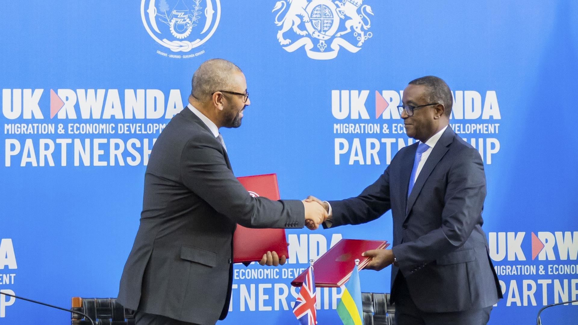Britischer Innenminister Cleverly (l.) und Ruandas Außenminister Biruta nach der Unterzeichnung eines Entwicklungs- und Migrationsdeals ihrer beiden Länder