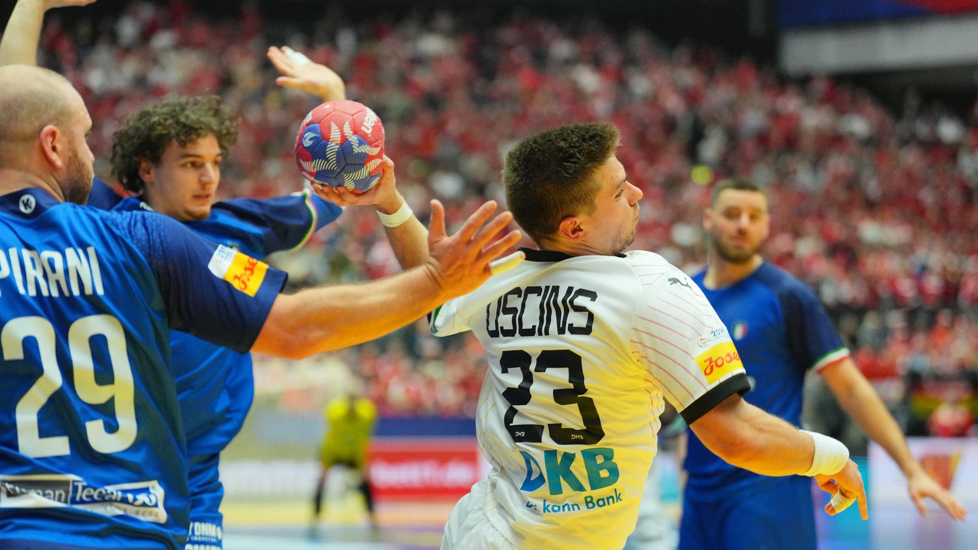 Der deutsche Handballer Renars Uscincs in Aktion. 