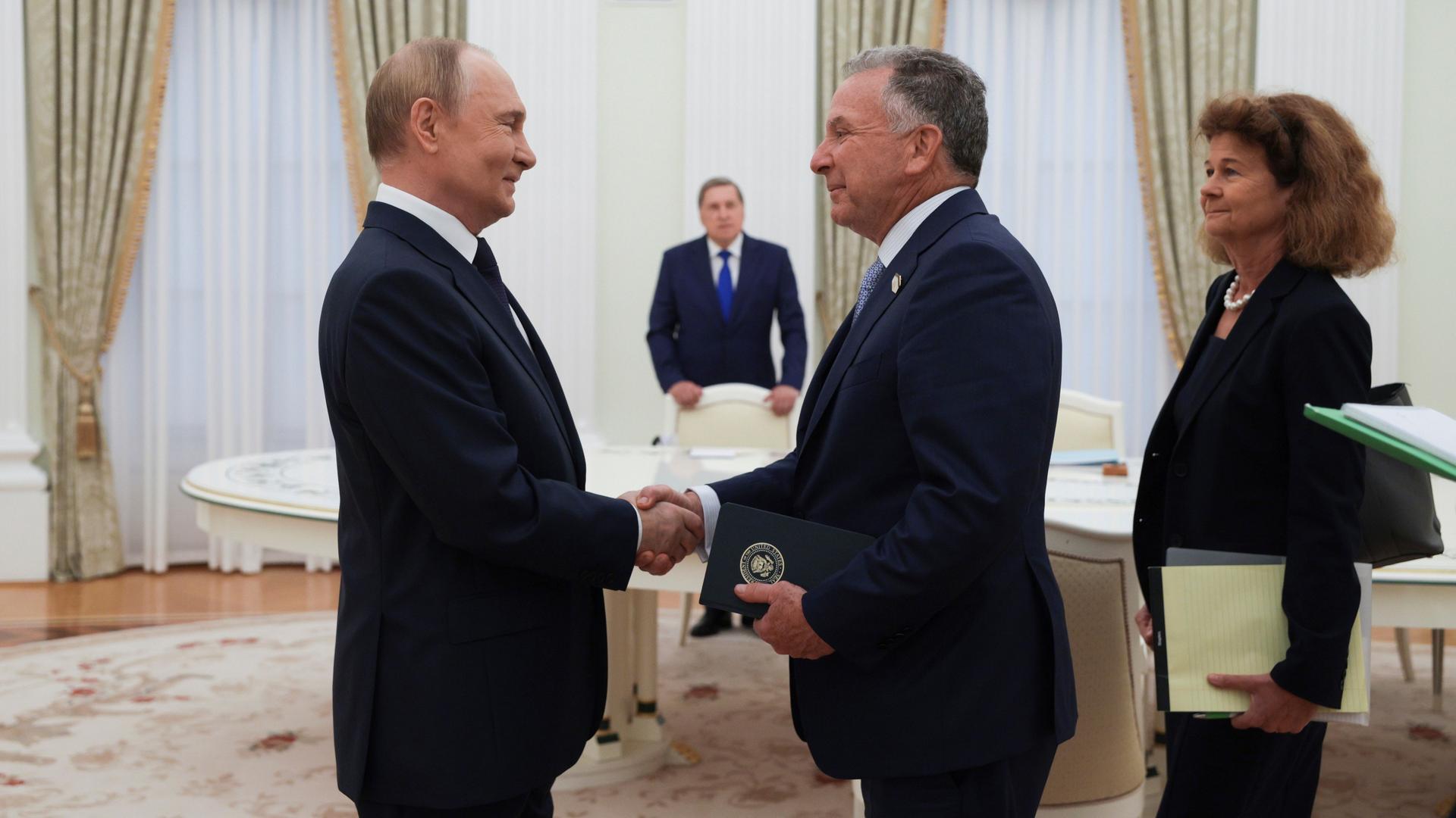 Der russische Präsident Putin und der US-Sondergesandte Witkoff schütteln sich die Hände.