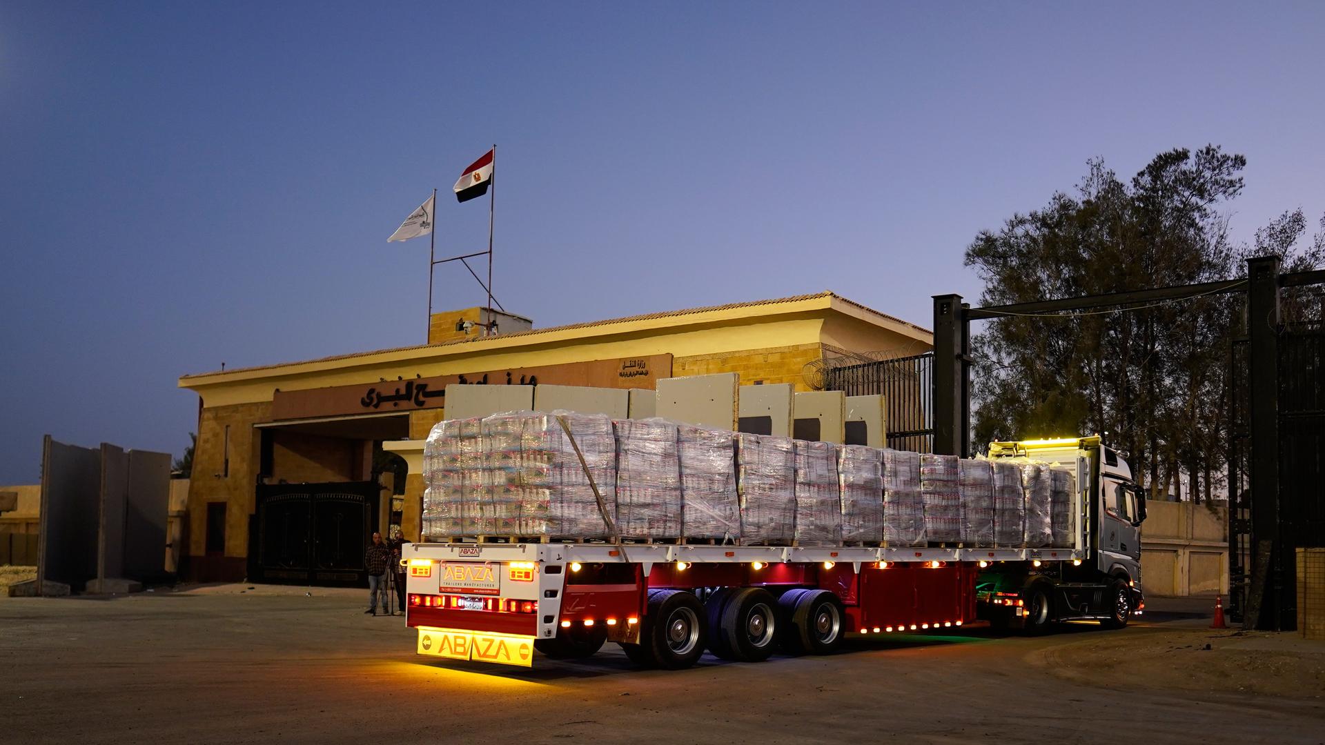 Rafah: Ein mit humanitären Hilfsgütern beladener Lastwagen durchquert das ägyptische Tor des Grenzübergangs Rafah und wird von den israelischen Behörden kontrolliert, bevor er in den Gazastreifen einreist. Rafah: Ein mit humanitären Hilfsgütern beladener Lastwagen durchquert das ägyptische Tor des Grenzübergangs Rafah und wird von den israelischen Behörden kontrolliert, bevor er in den Gazastreifen einreist.
