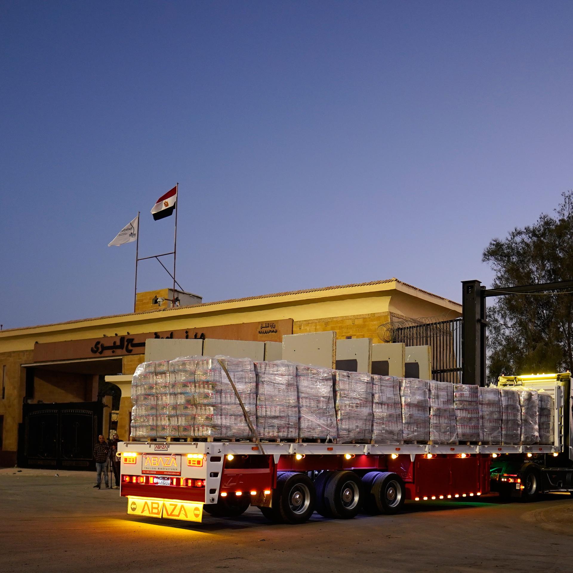 Rafah: Ein mit humanitären Hilfsgütern beladener Lastwagen durchquert das ägyptische Tor des Grenzübergangs Rafah und wird von den israelischen Behörden kontrolliert, bevor er in den Gazastreifen einreist.