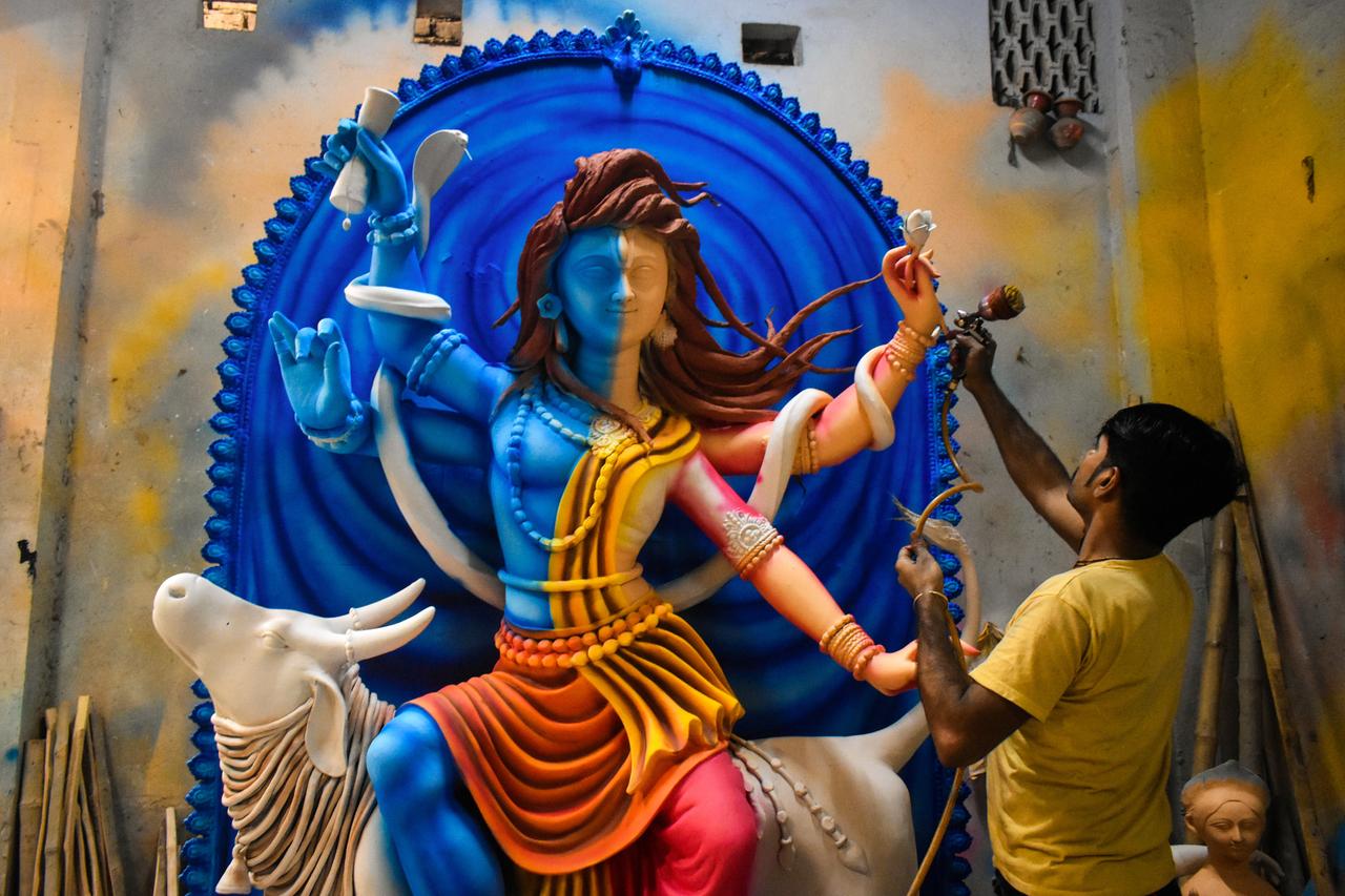 Eine Statue von der hinduistischen Gottheit Ardhanarishvara: Eine Figur halb männlich, halb weiblich