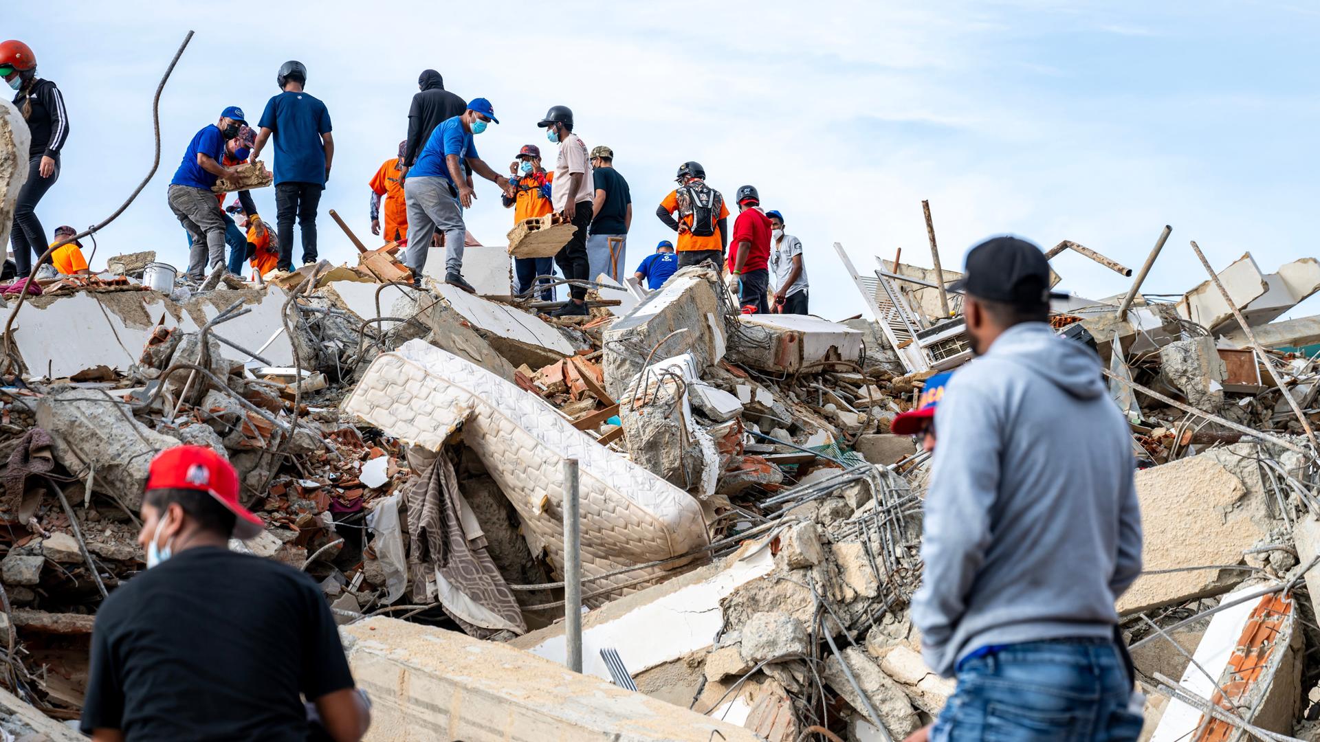 Venezuela, Caraballeda: Freiwillige und Rettungskräfte helfen bei der Suche nach Überlebenden in Trümmern. Venezuela, Caraballeda: Freiwillige und Rettungskräfte helfen bei der Suche nach Überlebenden in Trümmern.