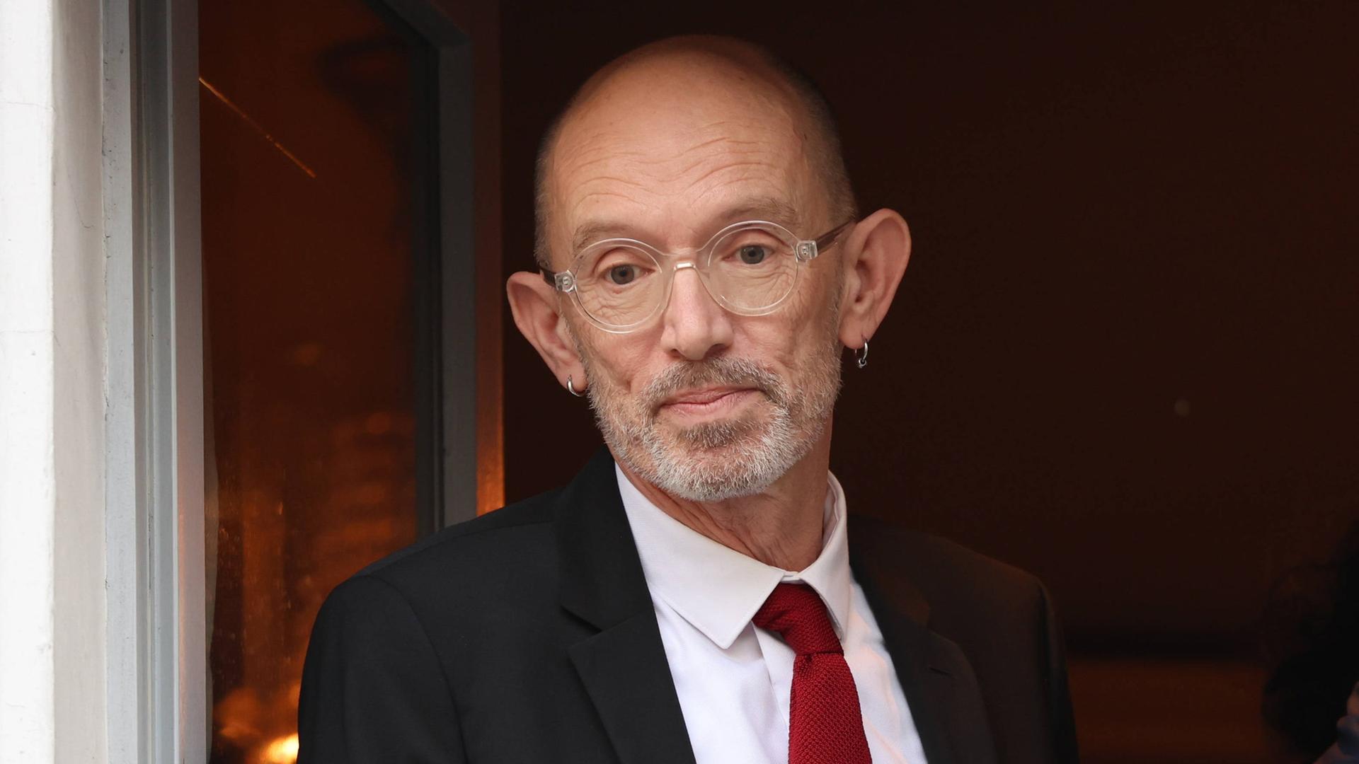 Laurent Mauvignier erhält den wichtigen französischen Literaturpreis "Prix Goncourt" und posiert traditionsgemäß am Fenster des Restaurants "Chez Drouant" in Paris Laurent Mauvignier erhält den wichtigen französischen Literaturpreis "Prix Goncourt" und posiert traditionsgemäß am Fenster des Restaurants "Chez Drouant" in Paris