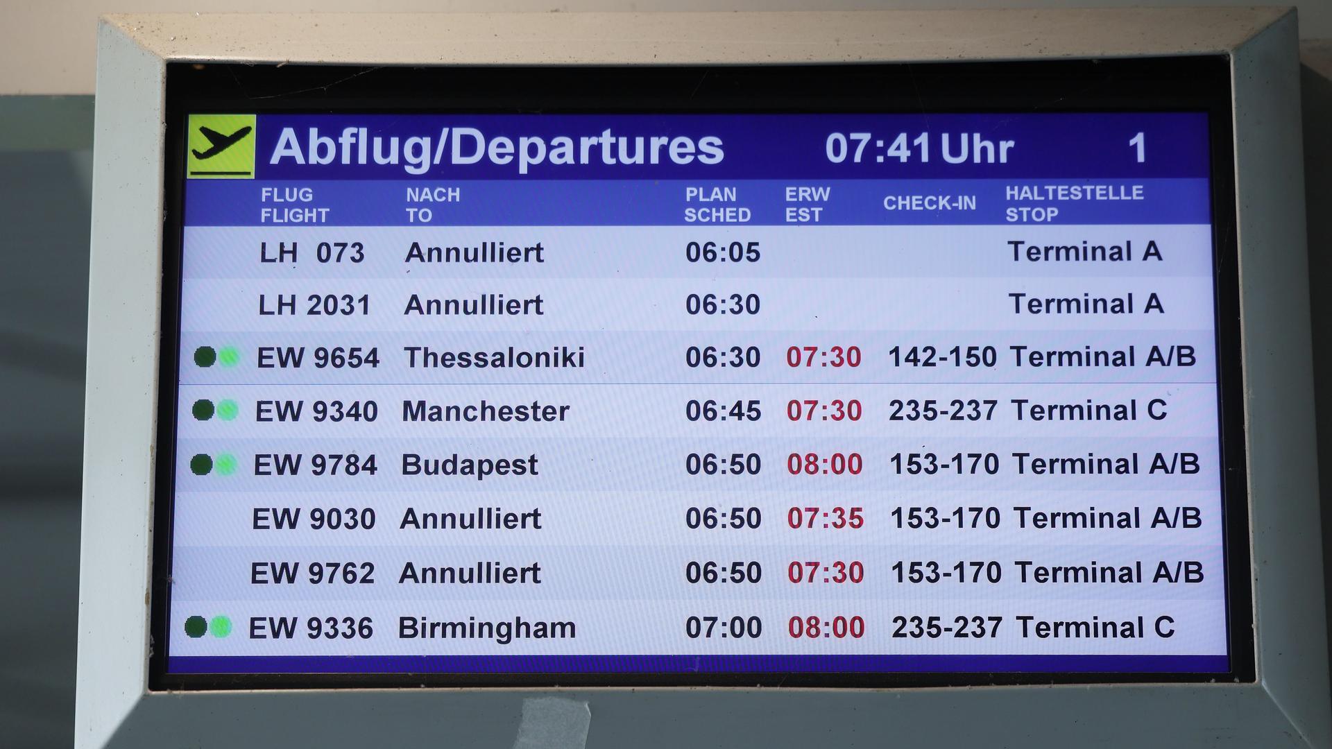 Annullierungen und Verspätungen zeigt eine Tafel im Flughafen Düsseldorf an. Annullierungen und Verspätungen zeigt eine Tafel im Flughafen Düsseldorf an.