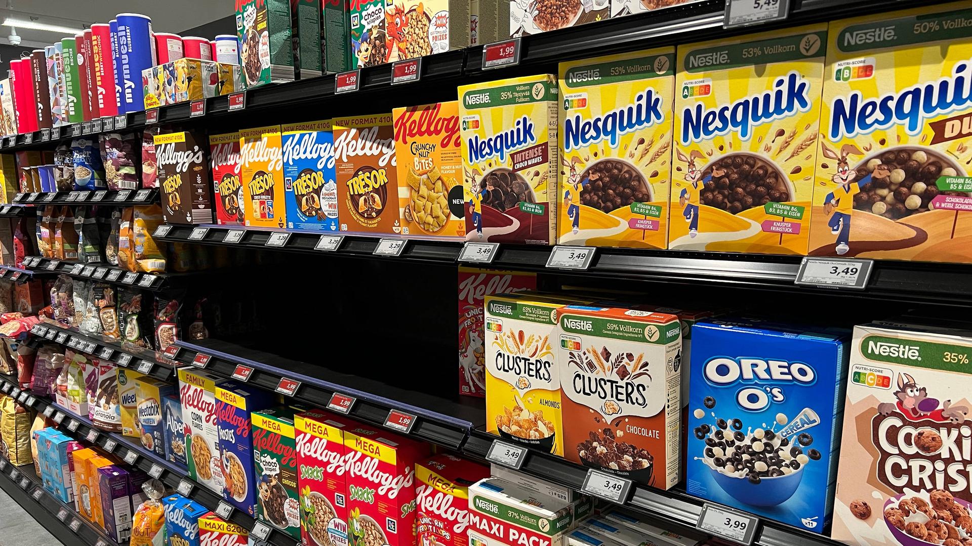 Blick auf ein Regal mit Frühstückcerealien in einem Supermarkt.