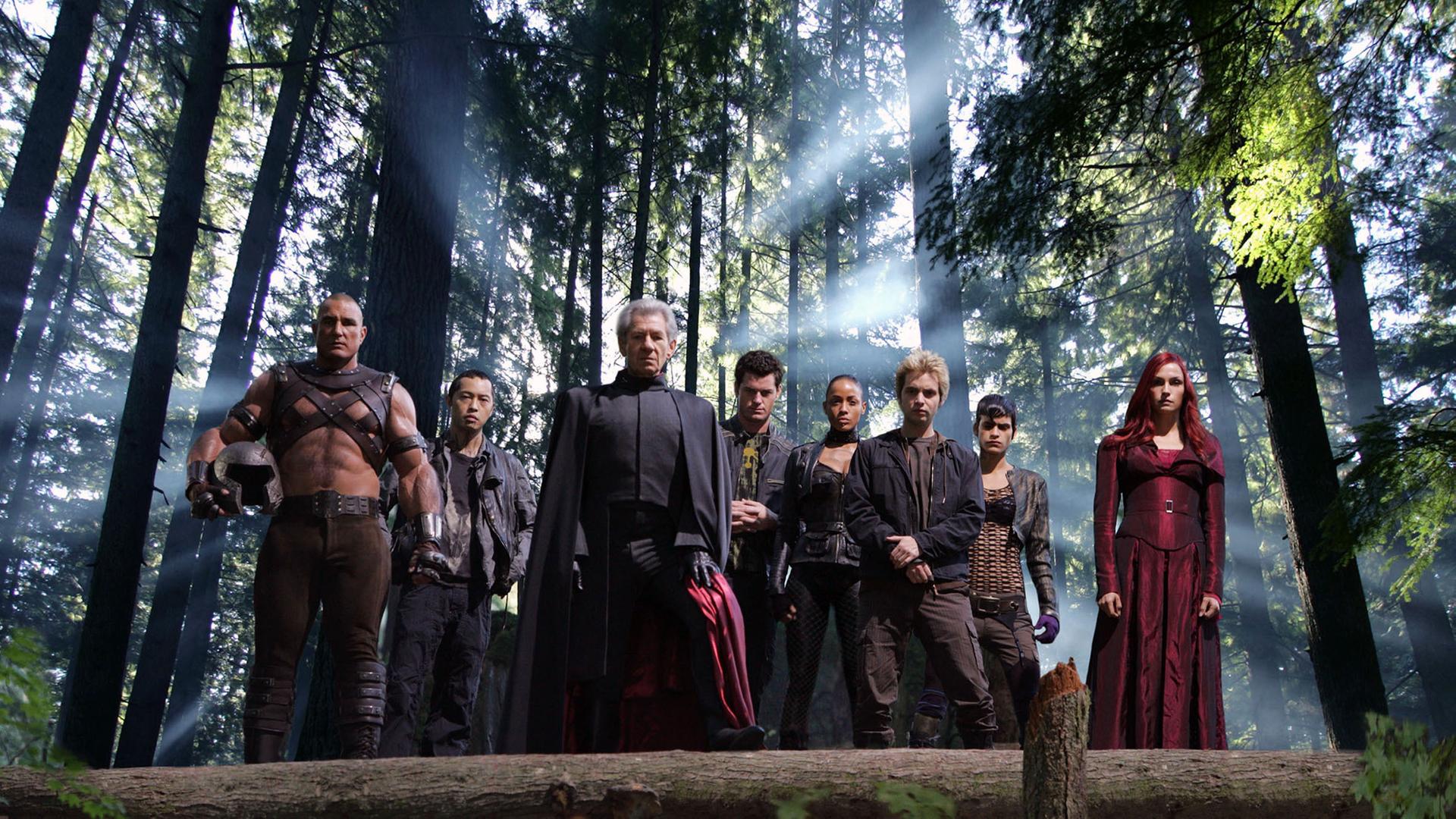 Filmszene aus "X-Men: Der letzte Widerstand" von 2006 bei der mehrere Figuren aus dem Marvel-Universum im Wald stehen.