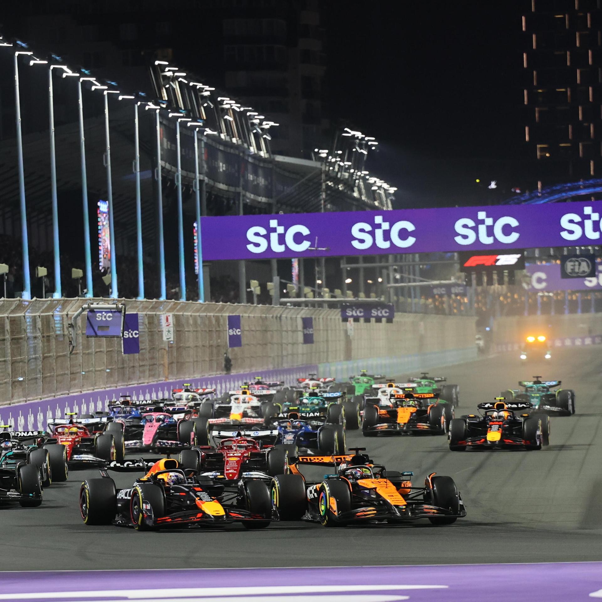 Szene vom Nachrennen der Formel 1 in Saudi Arabien: Blick auf die Rennstrecke und mehrere dicht beieinander fahrende Rennwagen. 