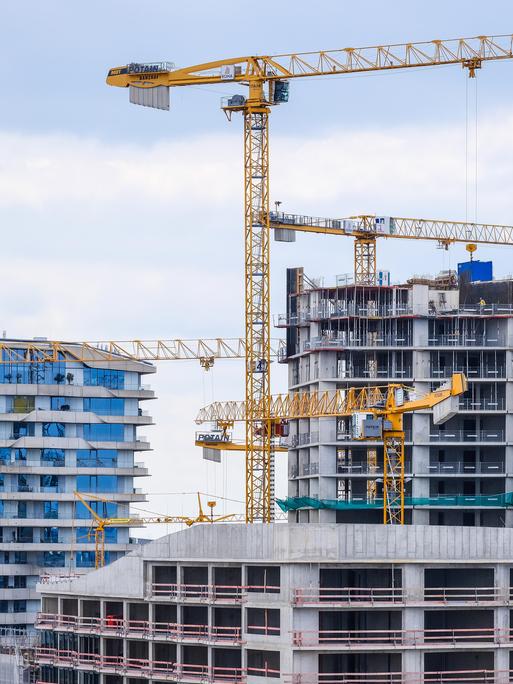 Blick auf eine Baustelle mit Rohbauten und Baukränen in Hamburg